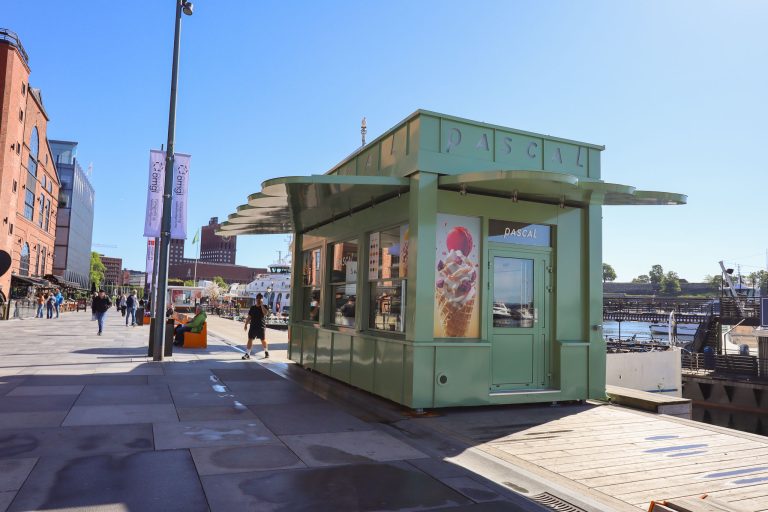 Pascal iskiosk med gjenkjennelig grønn farg på Aker Brygge