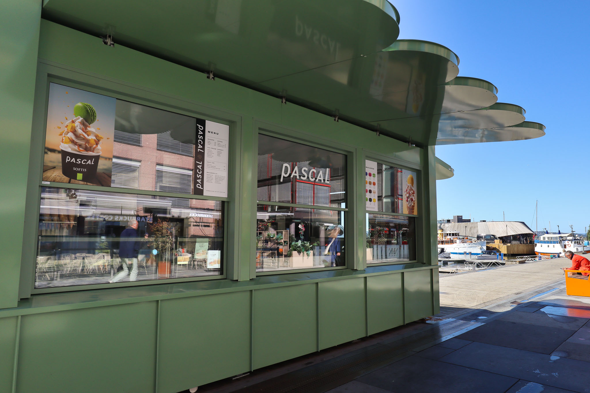 Pascal iskiosk på Aker Brygge med moderne serveringsluke og fristende iskrem