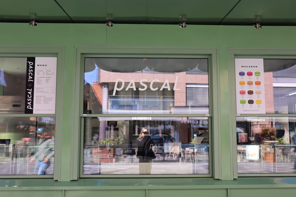 Is og bakst servert fra Pascal iskiosk ved sjøen på Aker Brygge