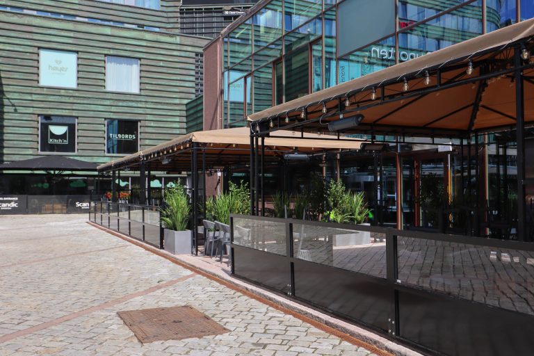 Utvendig solskjerming montert på Hard Rock Cafe Oslo Sentralstasjon