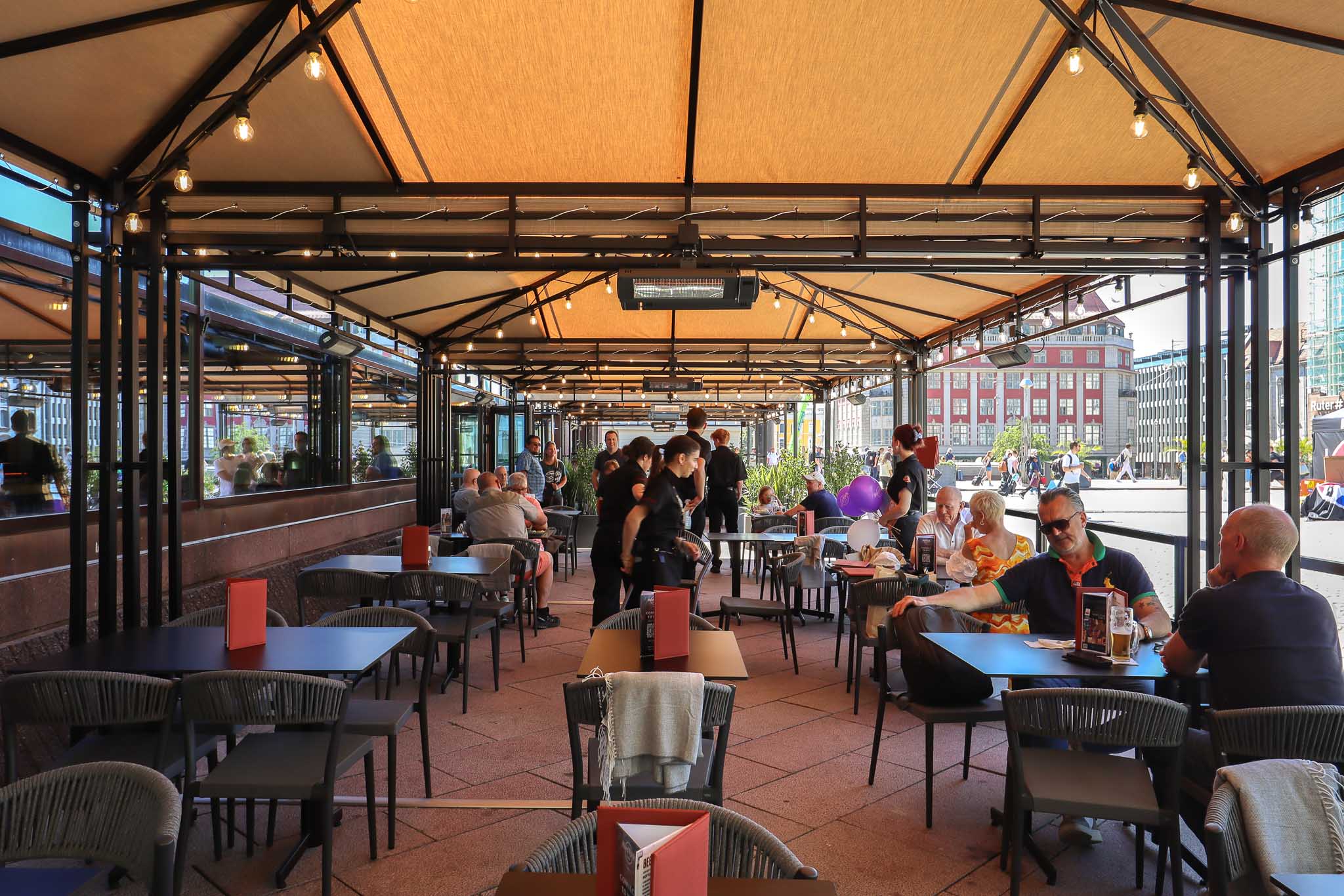 Effektiv solskjerming for uteområde og gjester på Hard Rock Cafe Oslo S