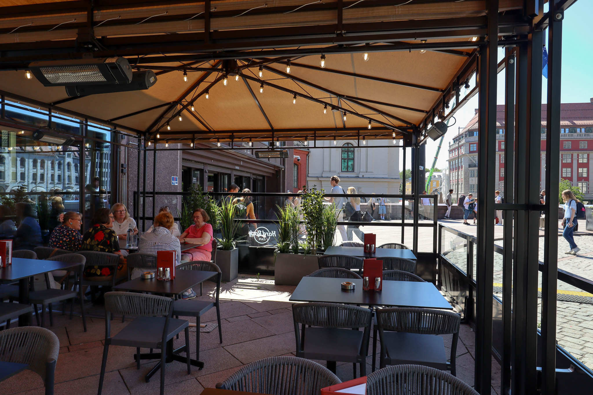 Solskjermingen beskytter for den sterke sommersola slik at man kan nyte dagen i skyggen