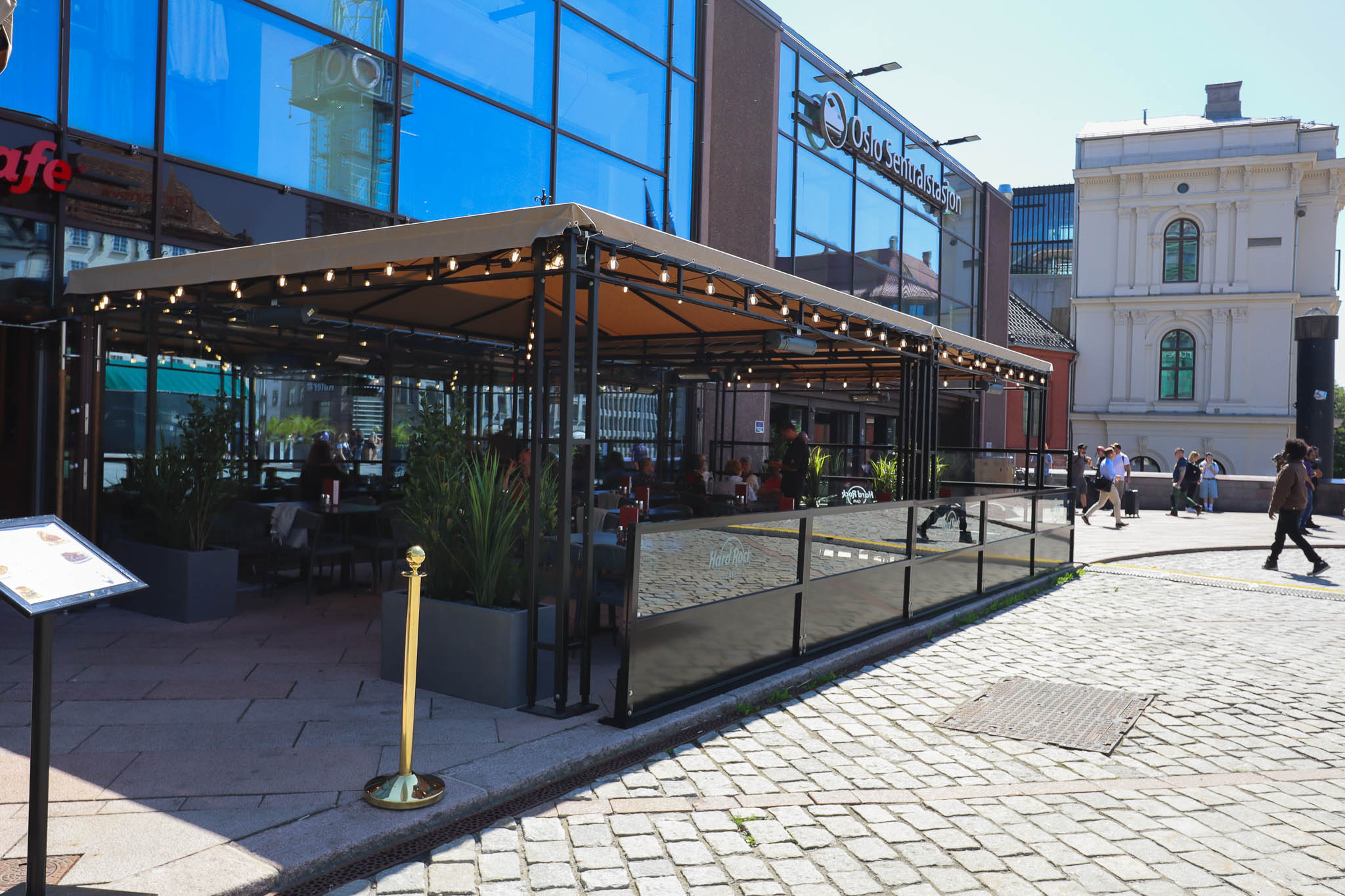 Paviljonger på uteserveringen til Hard Rock Cafe utenfor Oslo S