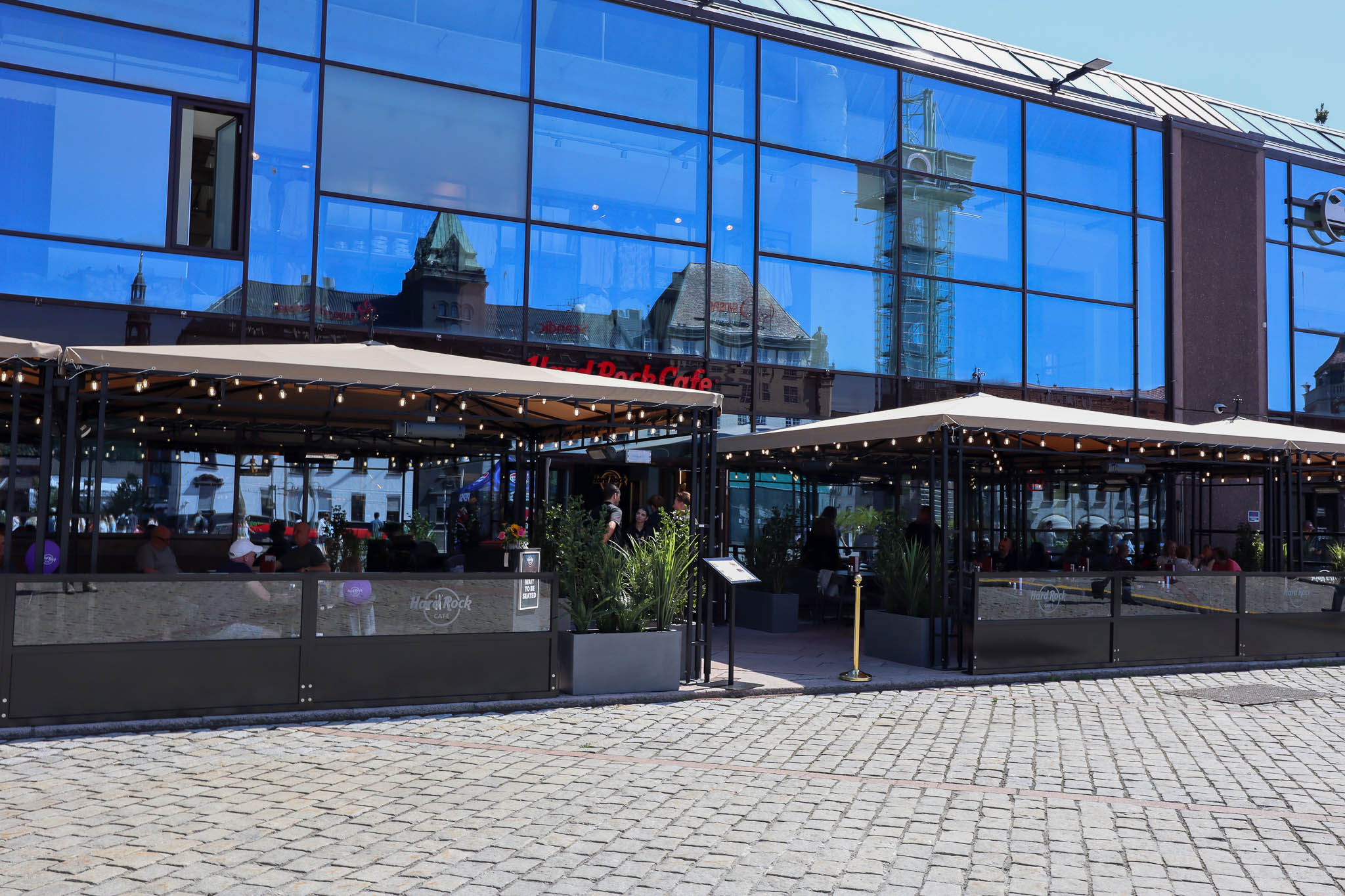 Utvendig solskjerming montert på Hard Rock Cafe Oslo Sentralstasjon