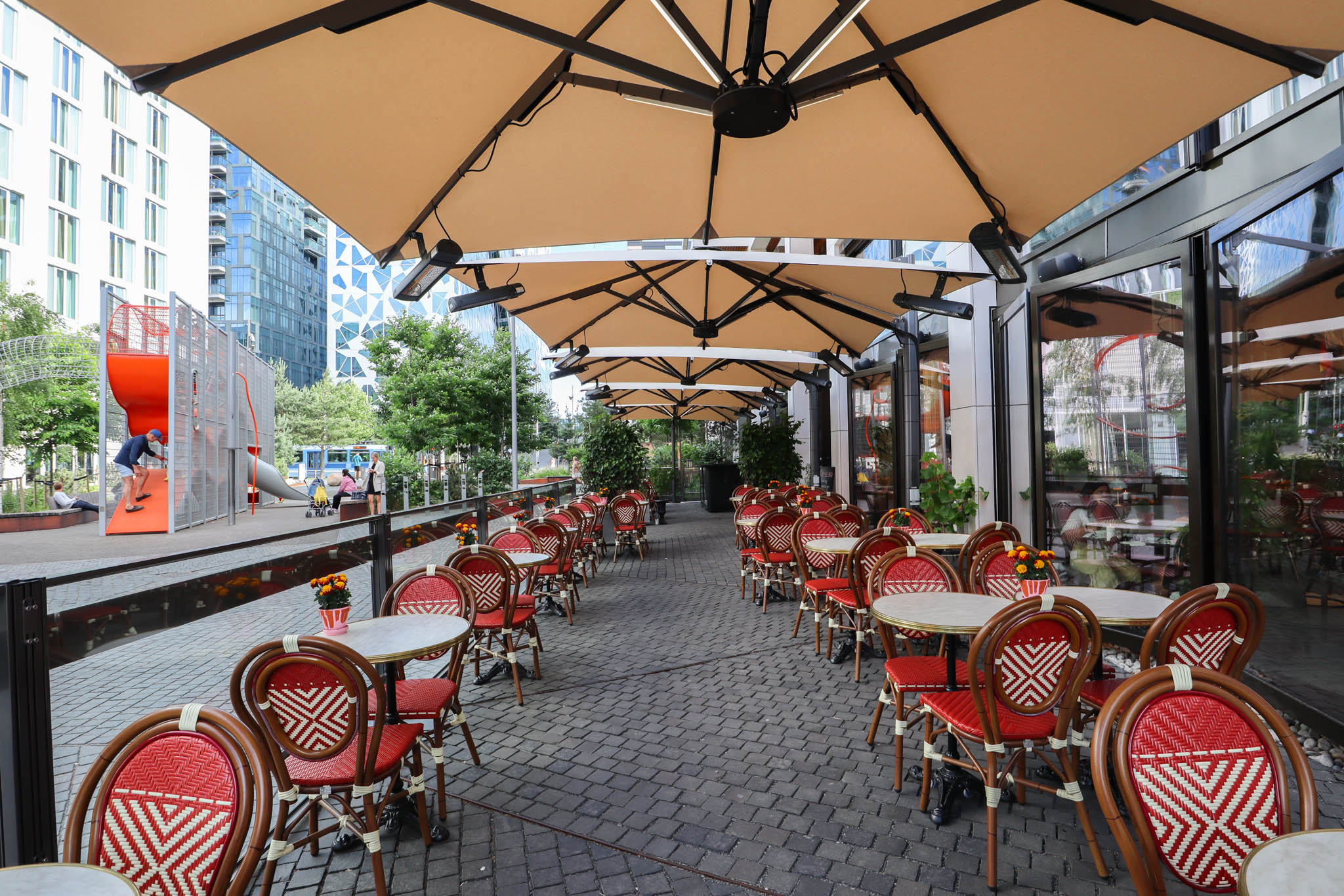 uteservering med parasoller og hev og senk glass