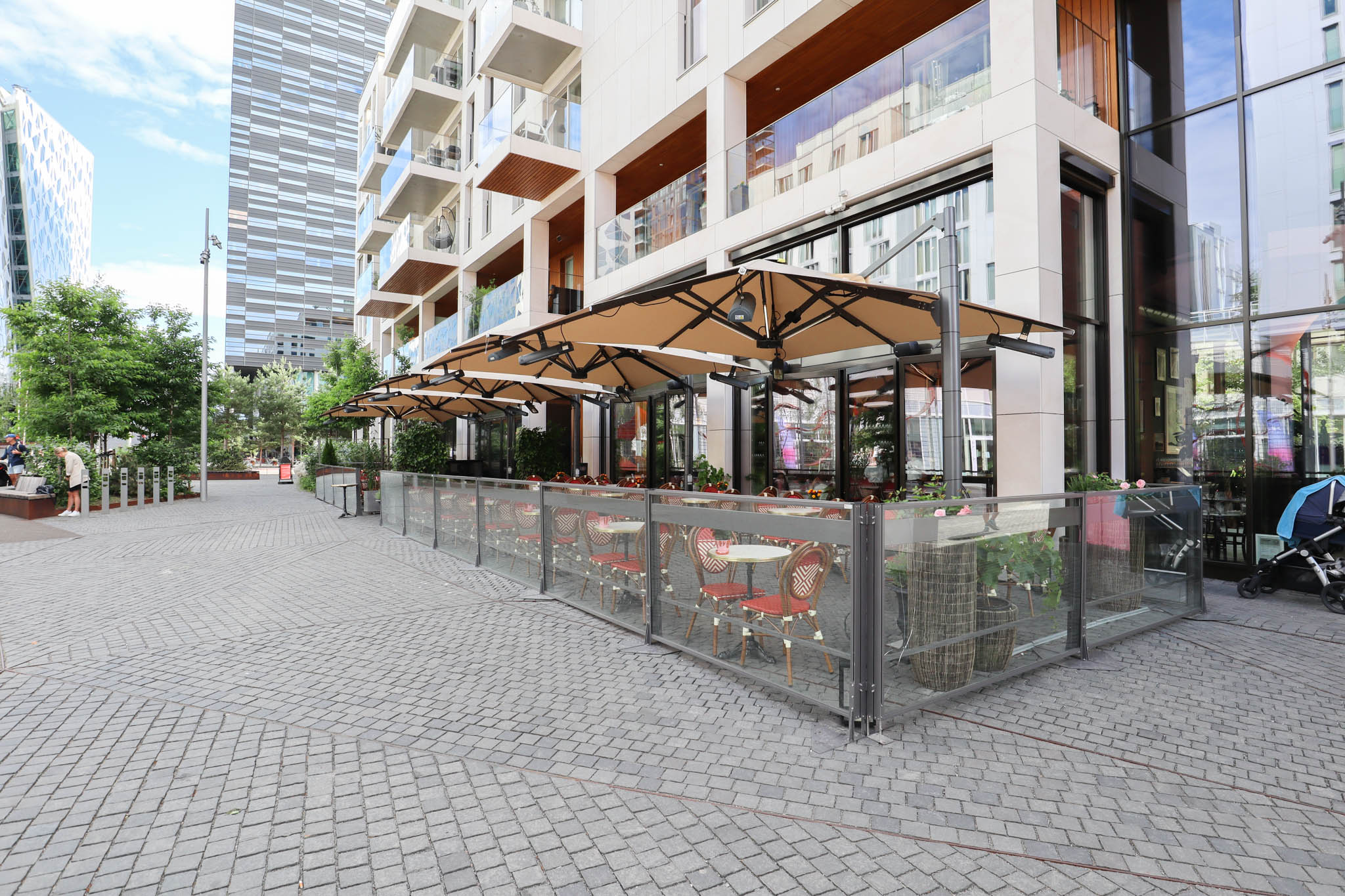 uteservering med parasoller og hev og senk glass