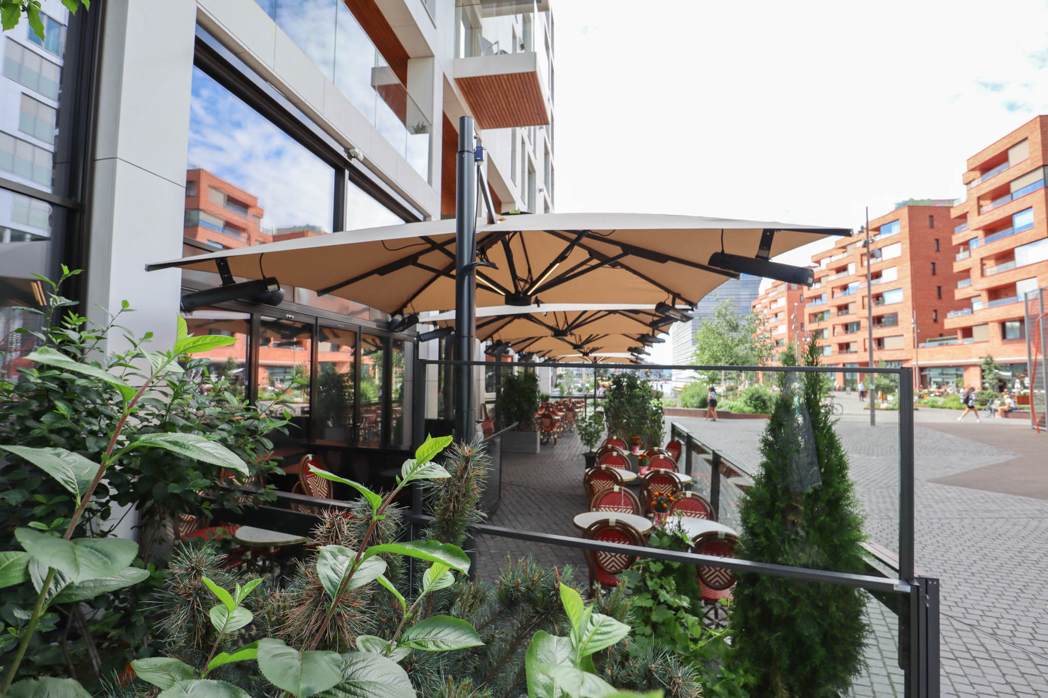 uteservering med parasoller og hev og senk glass