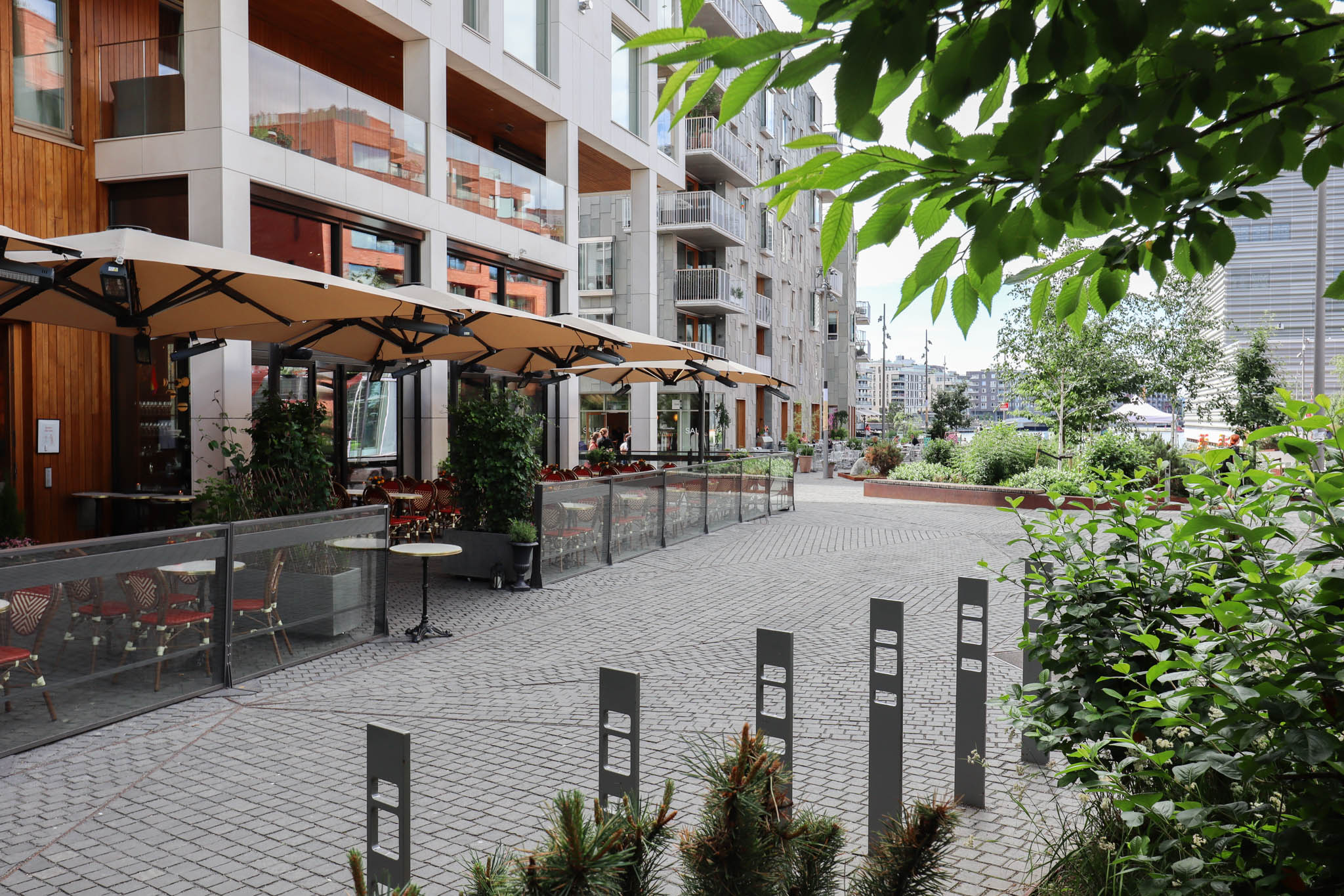 uteservering med parasoller og hev og senk glass