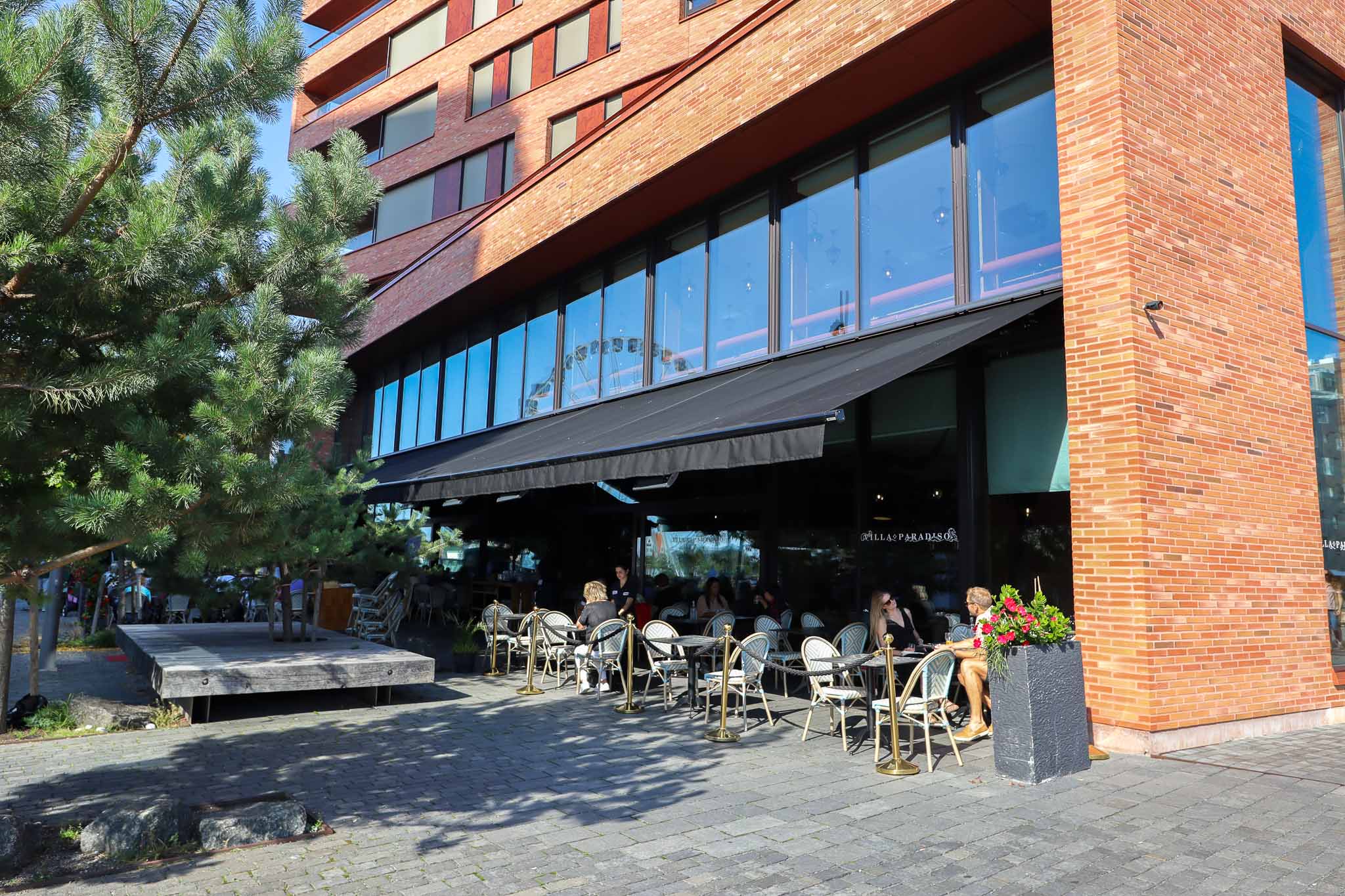 Solskjerming til uteservering på Villa paradiso Munch brygge